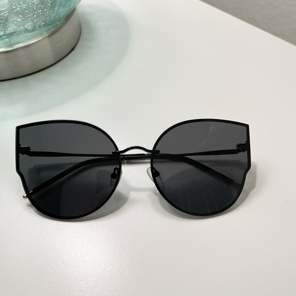 Accessories - Women’s Fashion Oversized Sunglasses Black